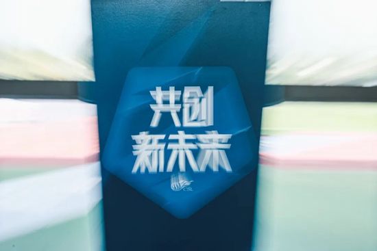 老汉颤抖着手指指着地上的杨华洲：我和你娘还没断气呢，你就要闹着分家？这个家，要散了，要散了啊哈哈哈……他仰头长啸，脸上老泪纵横。